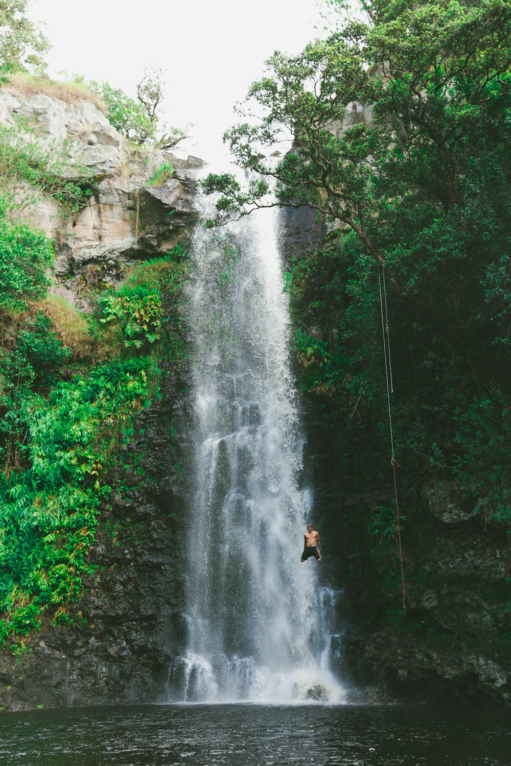 uomo che salta cascate