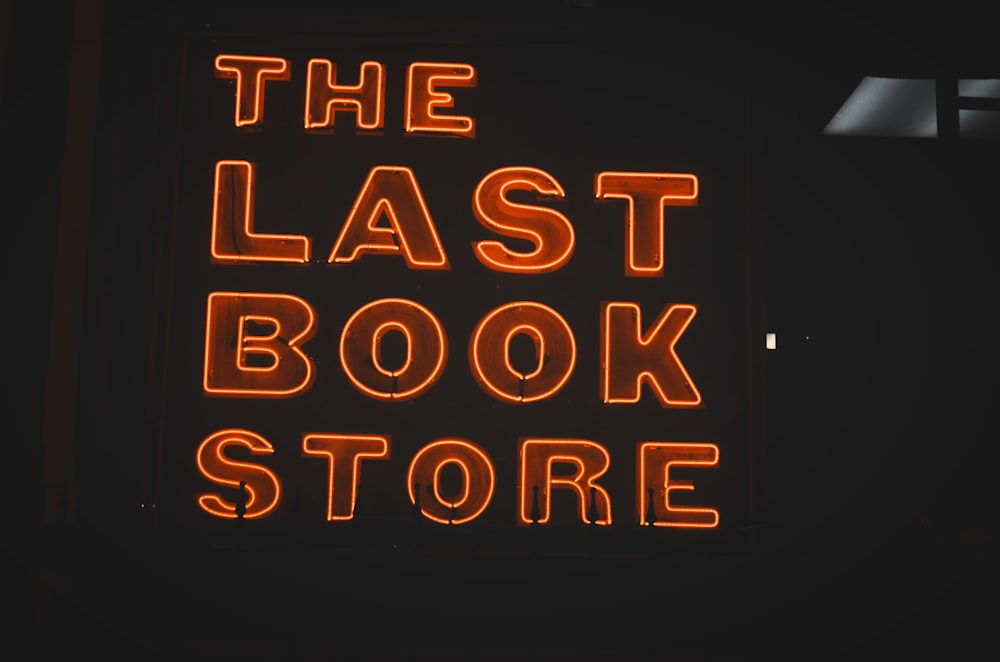 Insegne al neon dell'ultimo negozio di libri