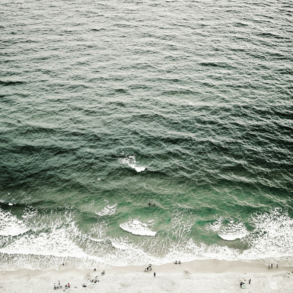 Menschen in der Nähe auf Wasserwelle