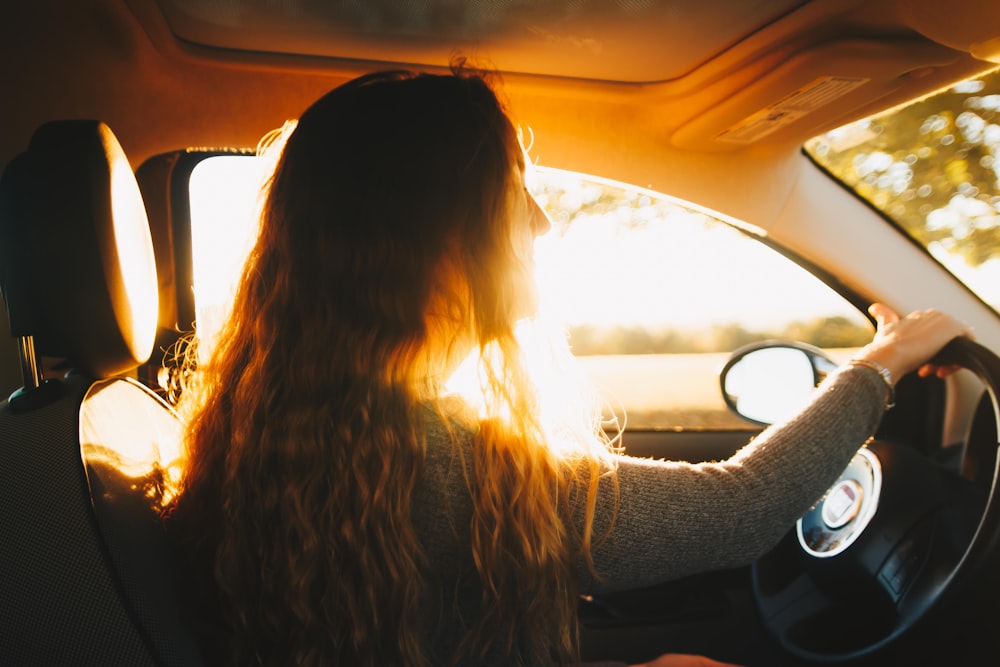 donna che guida l'auto