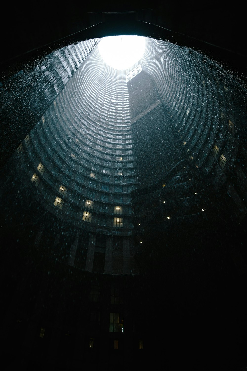 fotografia de baixo ângulo do edifício de concreto cinza