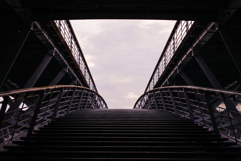 escadas subindo ao ar livre durante o dia