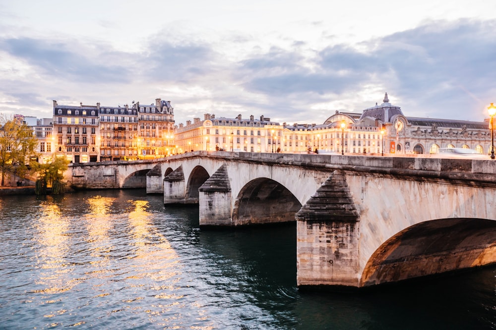 Pont près d’un plan d’eau