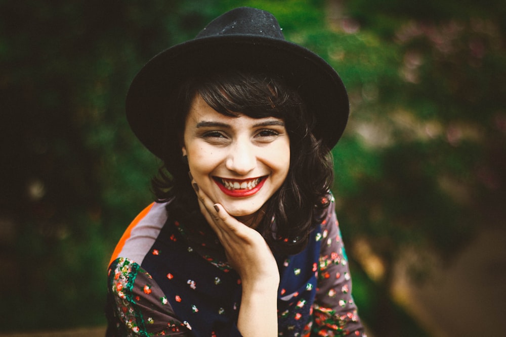 mulher com batom vermelho sorrindo