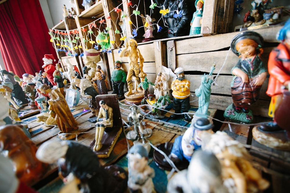 Una stanza piena di molti tipi diversi di figurine