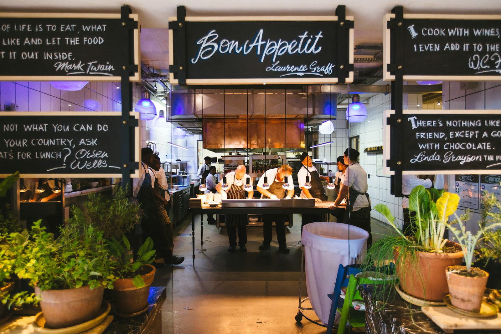 A group of people outside a restaurant