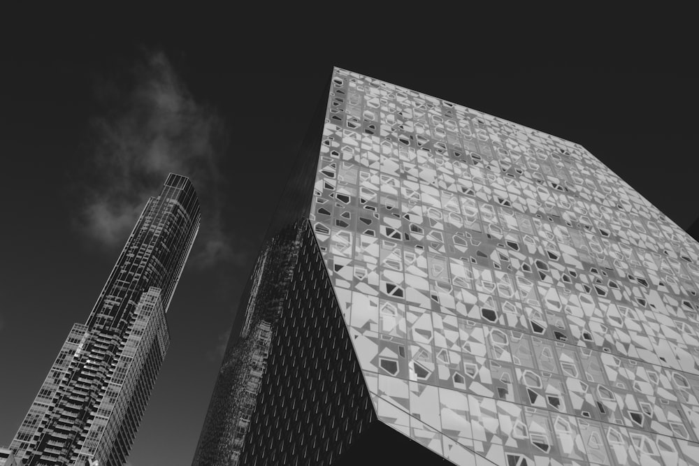 Photo en niveaux de gris d’un bâtiment en béton