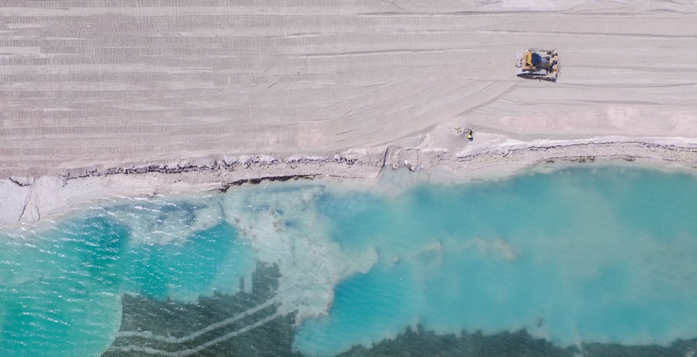 Vista a volo d'uccello di una spiaggia durante il giorno