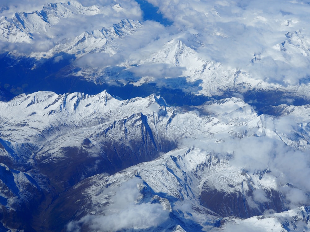 눈 덮인 산의 항공 사진