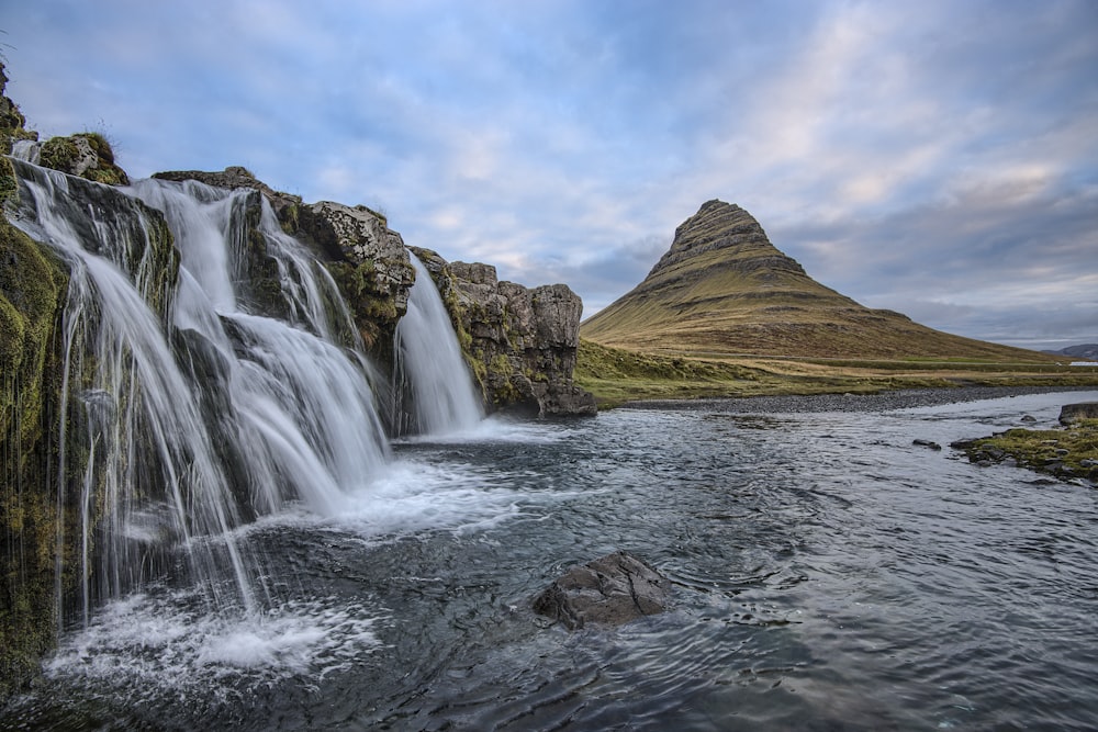 corpo de água atrás da paisagem da montanha Fotógrafo