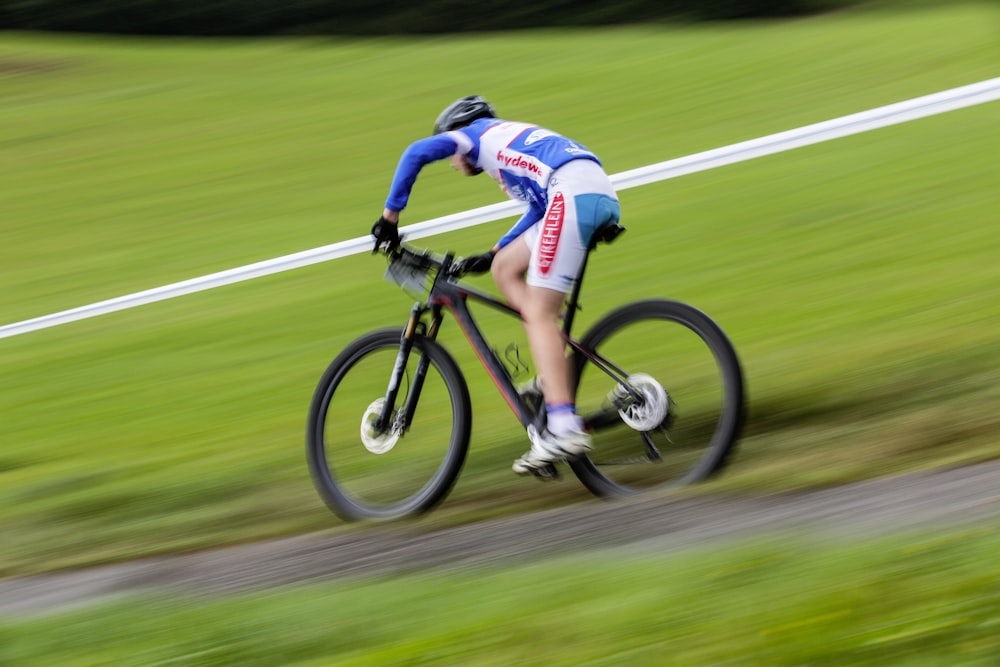 Mann fährt Fahrrad