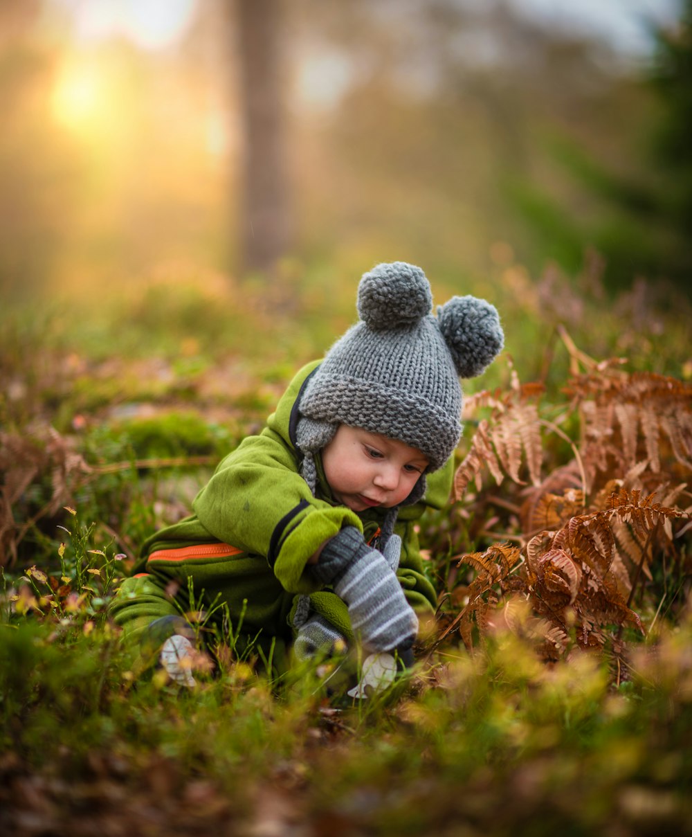 緑の芝生の上の赤ちゃんのセレクティブフォーカス写真