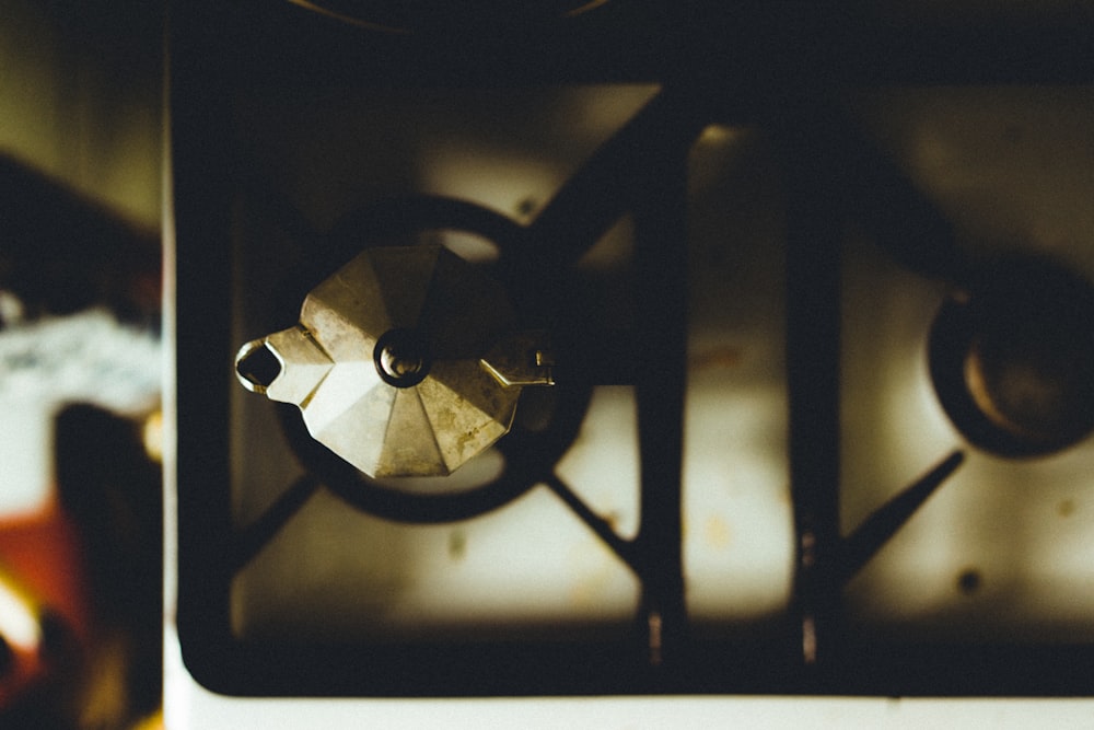 fotografia ravvicinata di fornello a gas a 2 fuochi bianco e nero