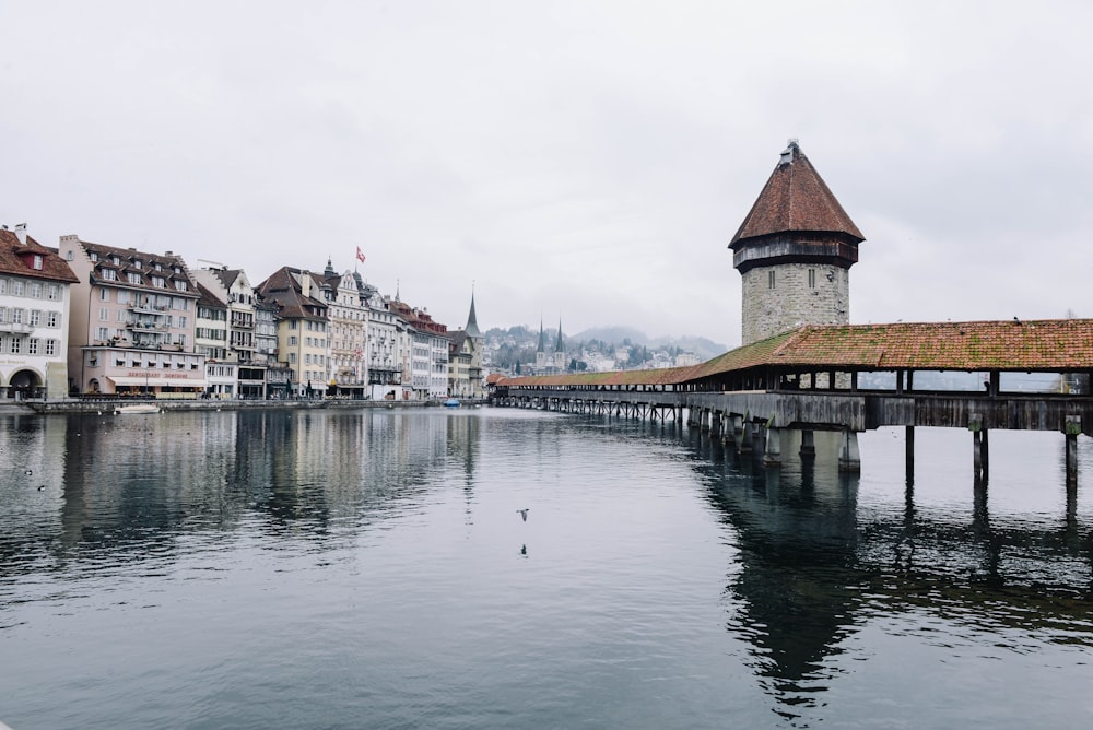 Plan d’eau près des bâtiments en béton sous ciel blanc et gris le jour