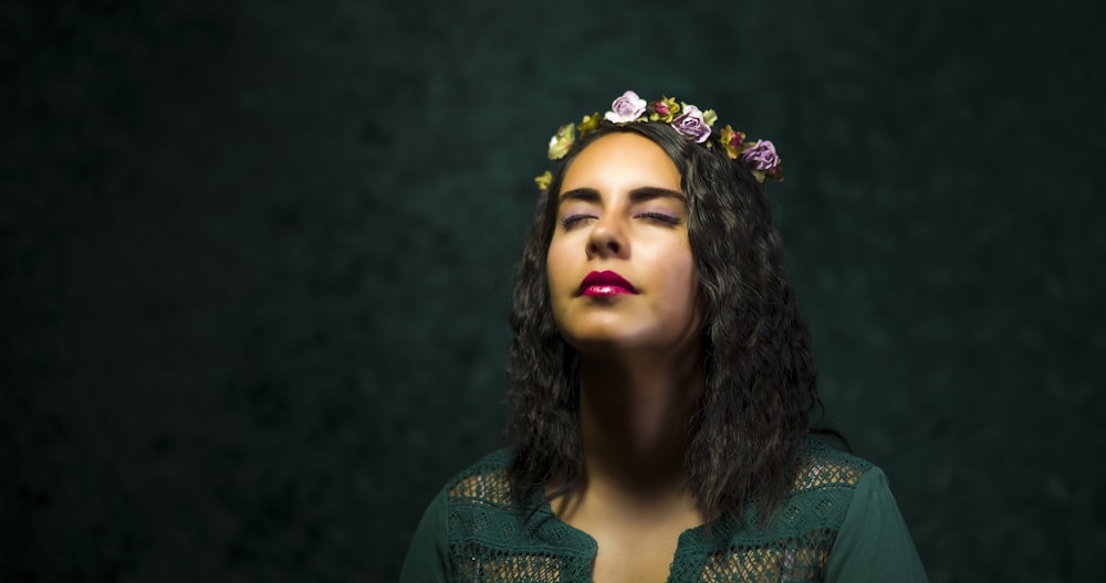 Mujer en top verde azulado con tiara floral