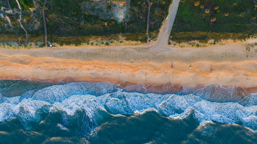 바다 파도와 갈색 모래 해변의 그림