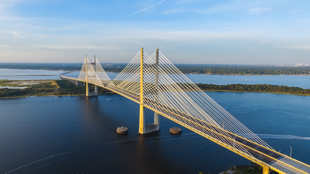 fotografia aérea da ponte amarela cercada por corpo d'água