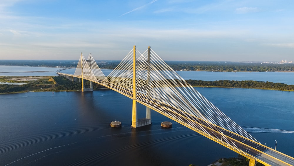 Photographie aérienne d’un pont jaune entouré d’un plan d’eau