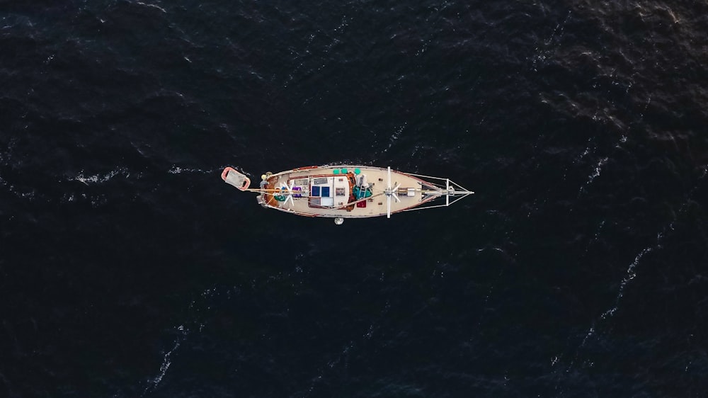 Bateau beige sur vue aérienne