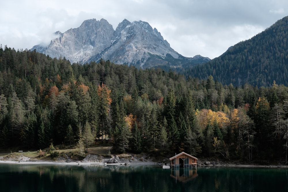 Specchio d'acqua di fronte alla montagna durante il giorno