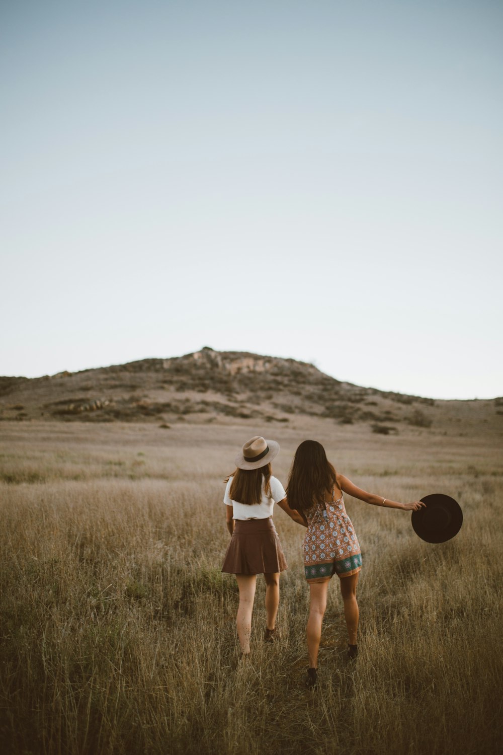 Due donne che camminano vicino alla montagna durante il giorno