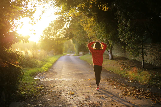Femme qui marche sur un sentier illustrant un chemin progressif vers l'équilibre de vie