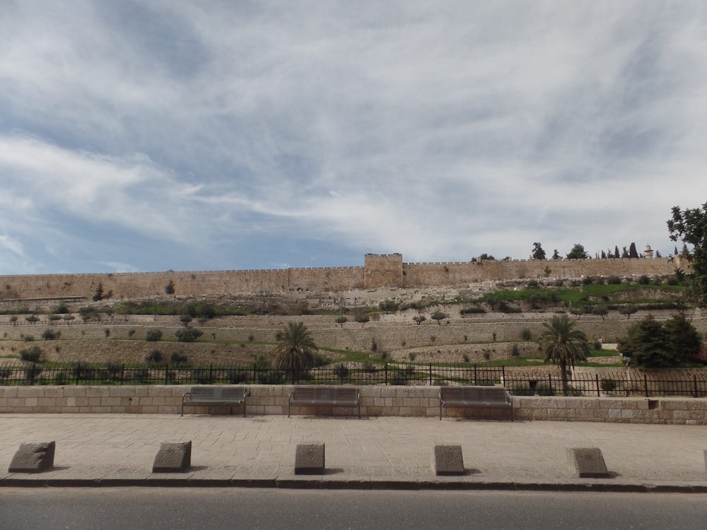 이스라엘의 벽에 기대어 있는 벤치.