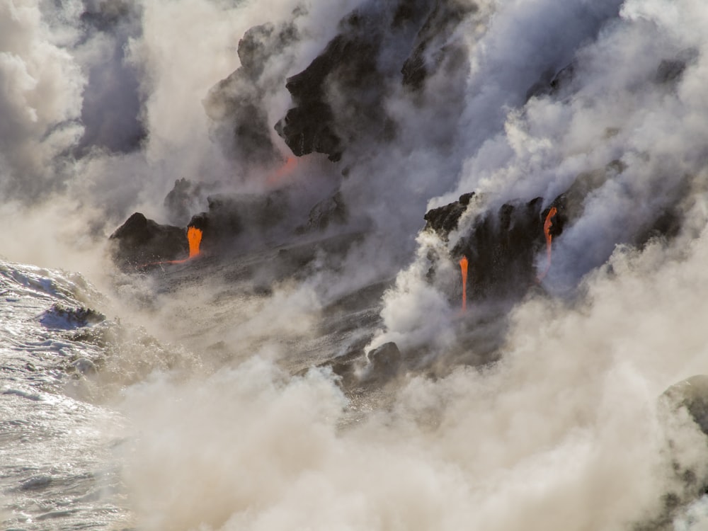 Photographie d’éruption volcanique pendant la journée