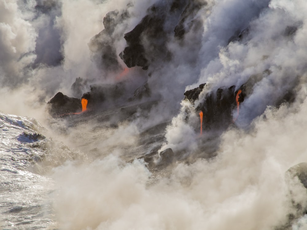 Fotografía de la erupción volcánica durante el día