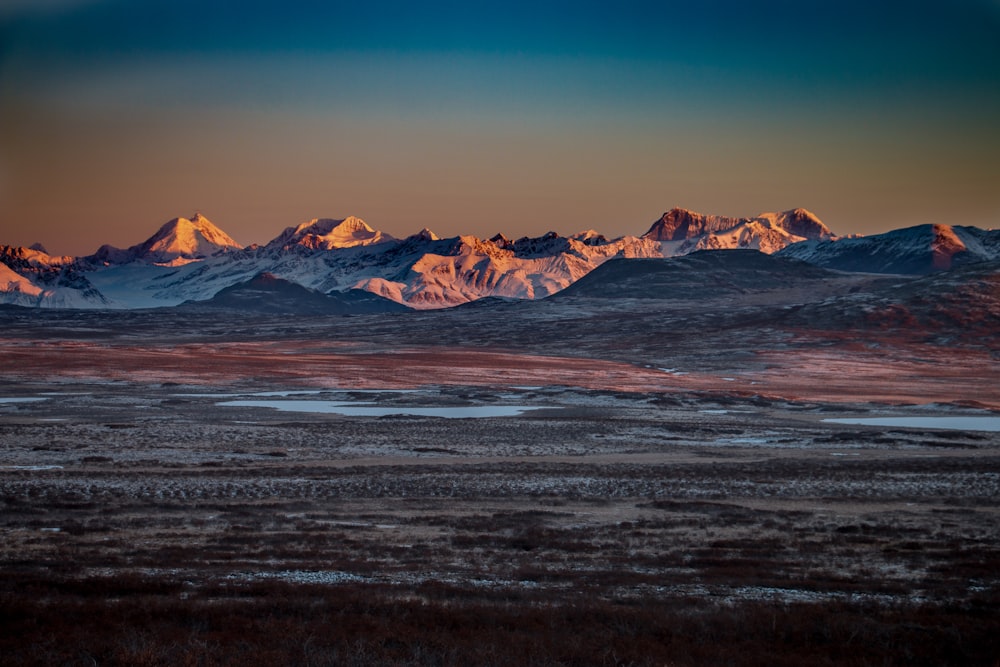 Berg unter blauem Himmel