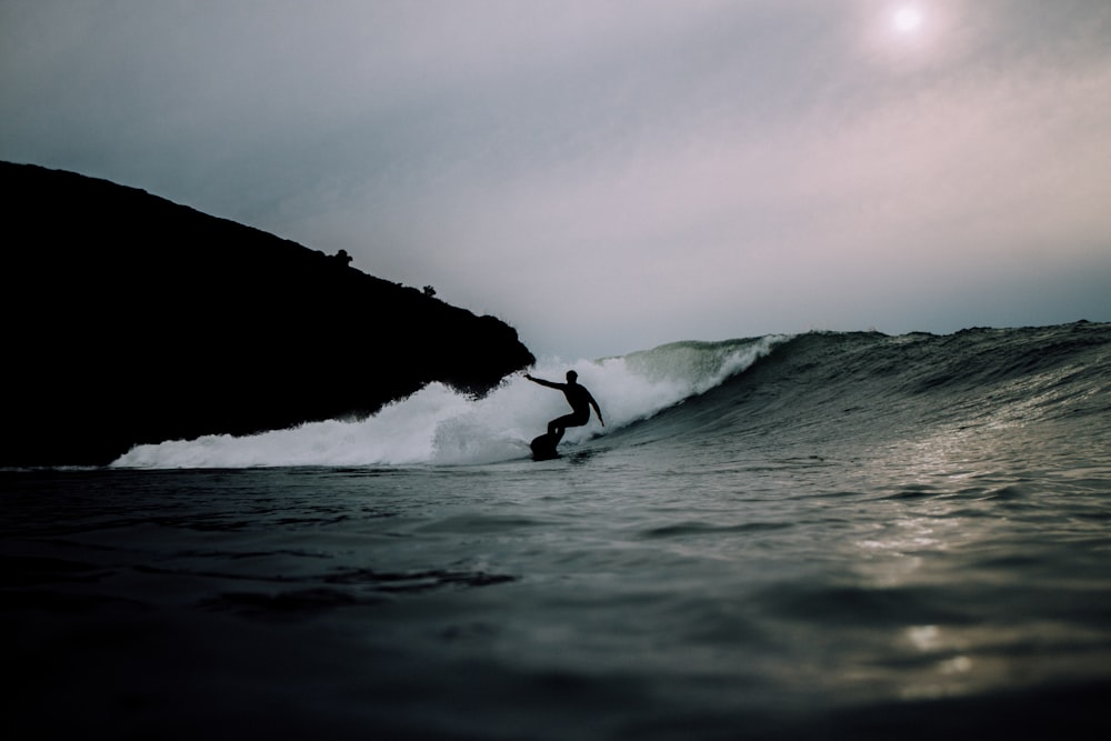 homme surfant pendant la journée