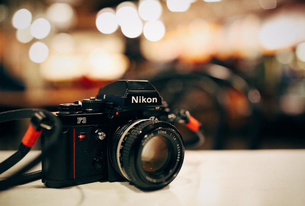 photographie de mise au point sélective de l’appareil photo noir Nikon MILC