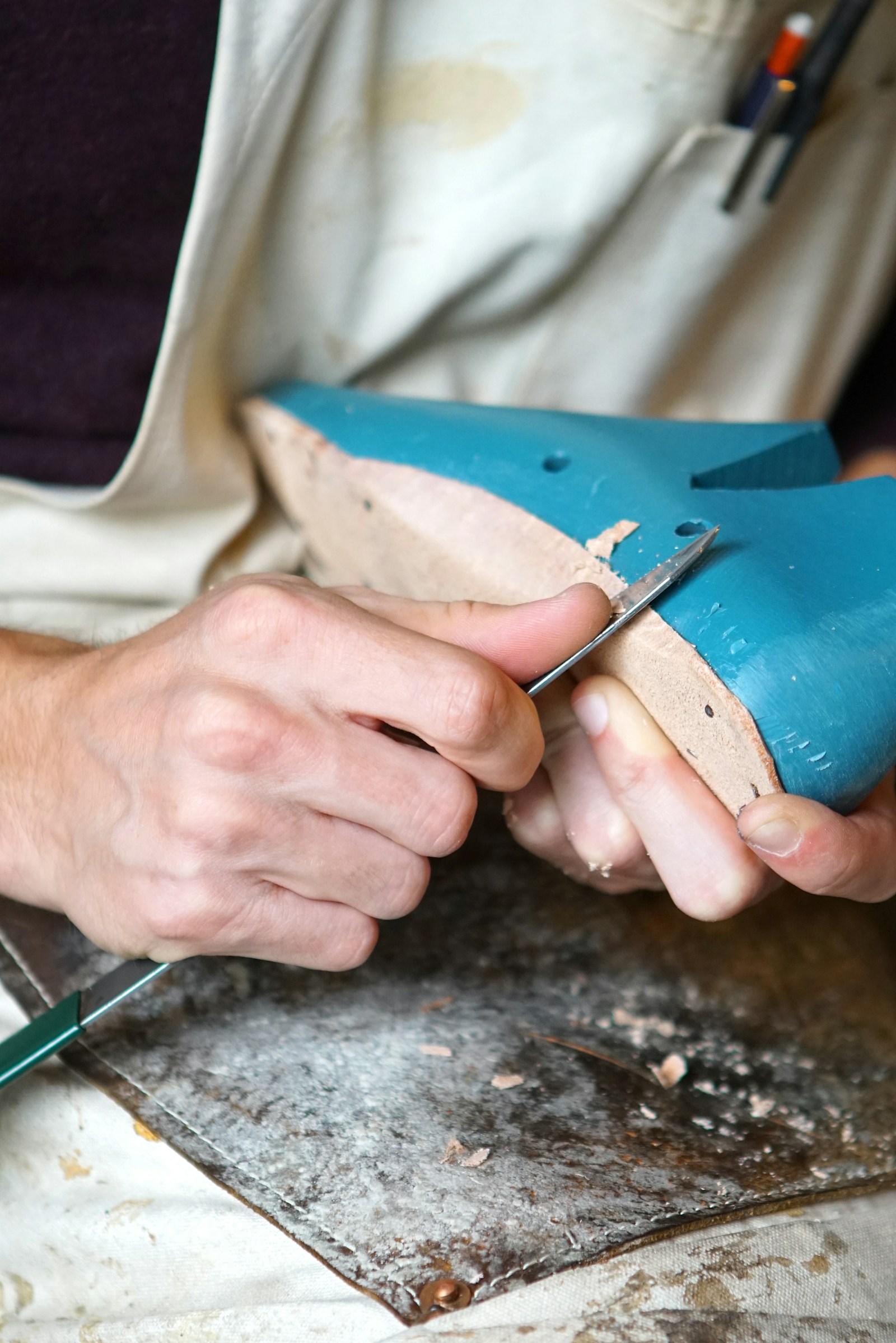 24-70mm F2.8 G SSM sample photo. Person carving blue footwear photography