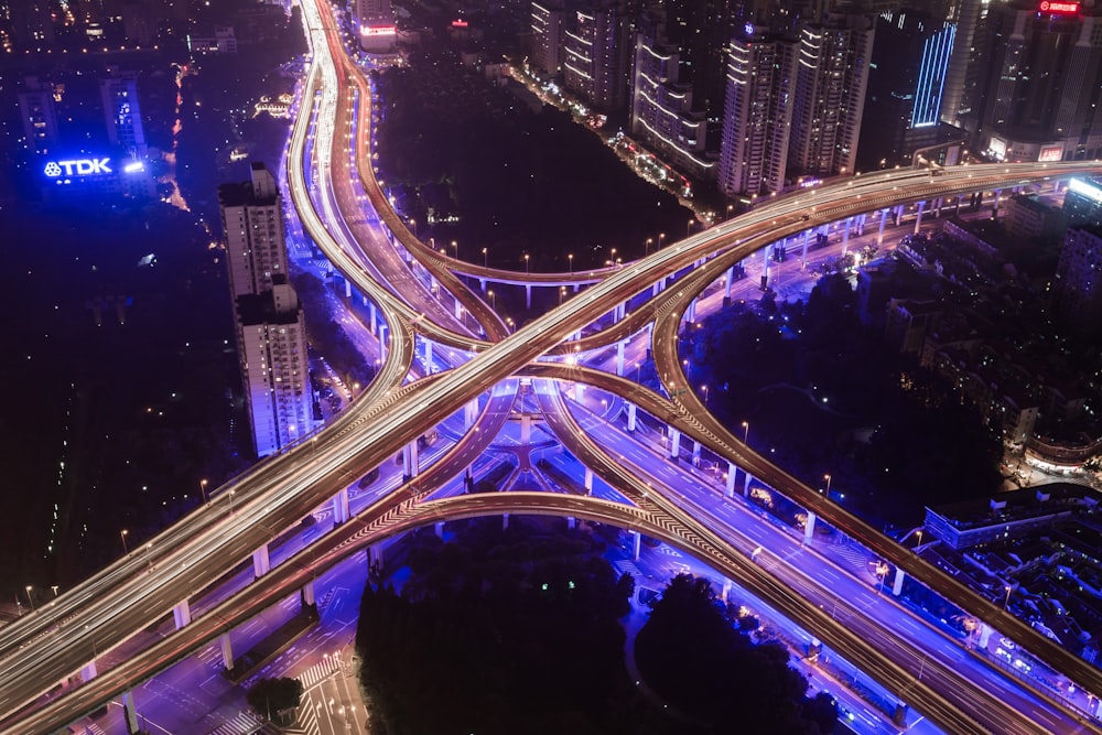 Photographie aérienne d’un pont à proximité de bâtiments