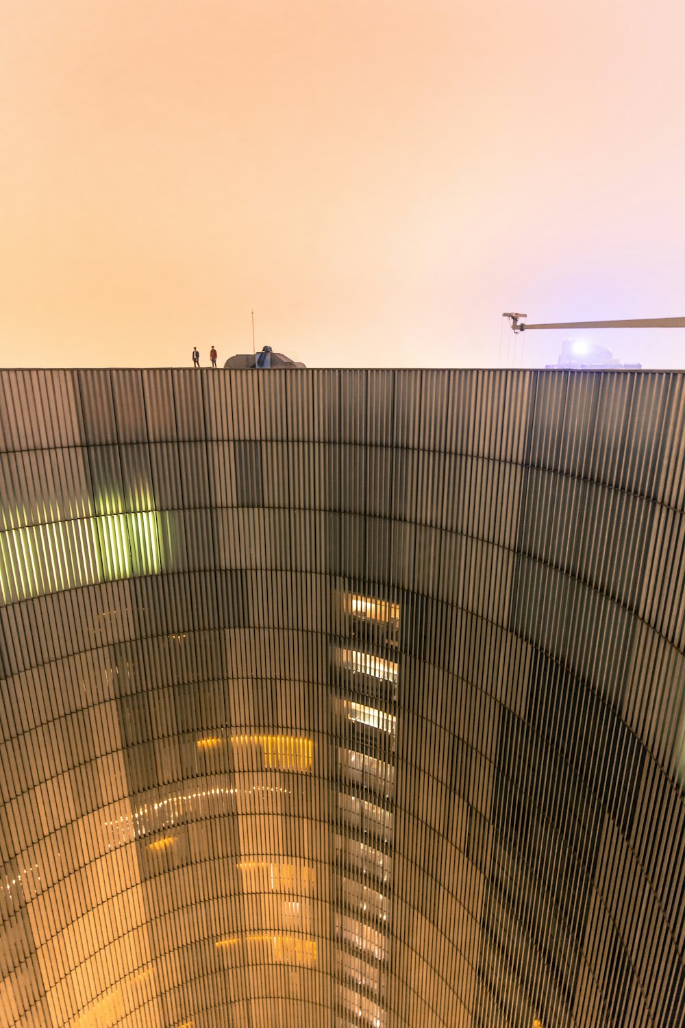 Edificio con paredes de vidrio gris