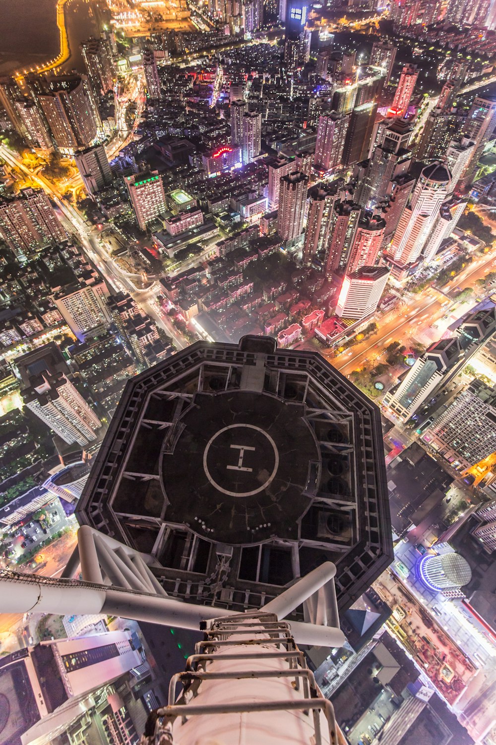 Edifícios de concreto cinza em fotografia aérea