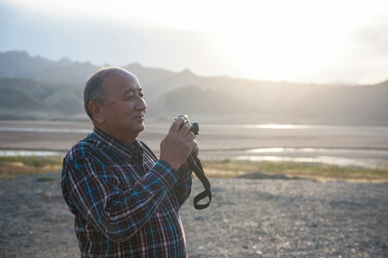 Nikon D3 + Nikon AF-S Nikkor 24-70mm F2.8G ED sample photo. Man holding camera standing photography