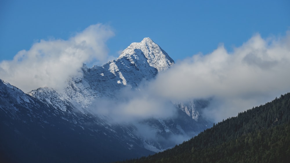 Montaña cubierta de nieve bajo el cielo azul