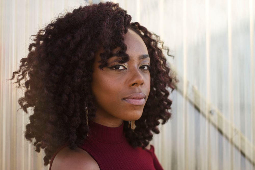 woman wearing red sleeveless shirt