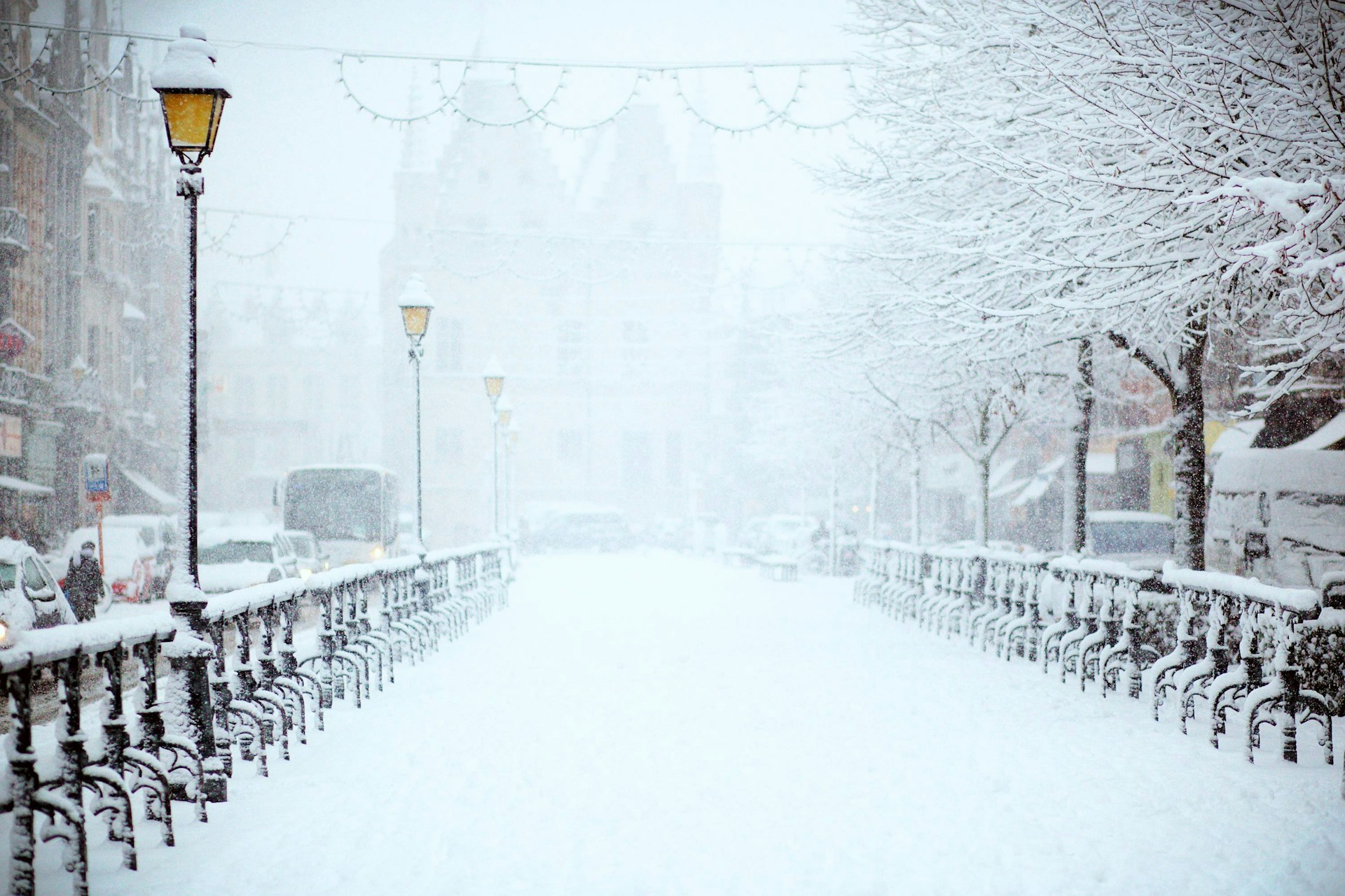 Rua toda coberta de neve, um perfeito destino para quem ama neve nos estados unidos
