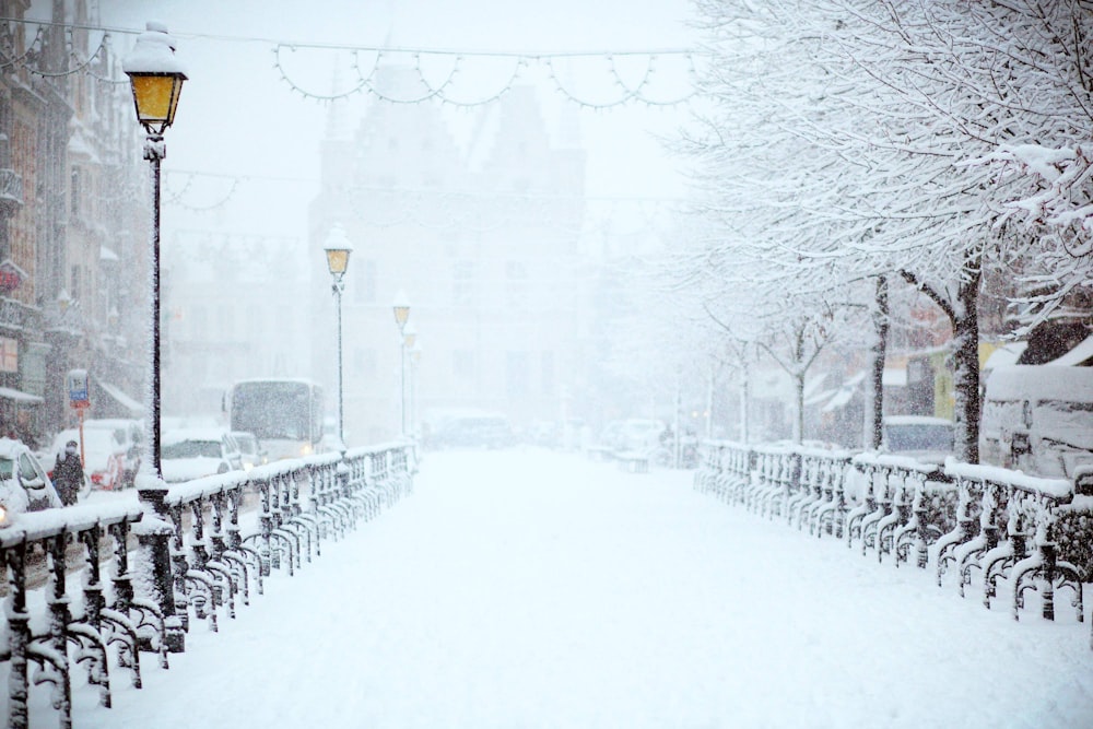 Die Straße ist in der Nähe des tagsüber fahrenden Fahrzeugs schneebedeckt