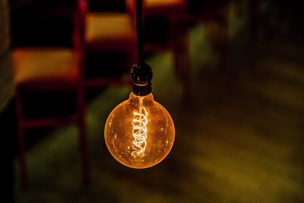 Photographie à mise au point superficielle d’une ampoule allumée