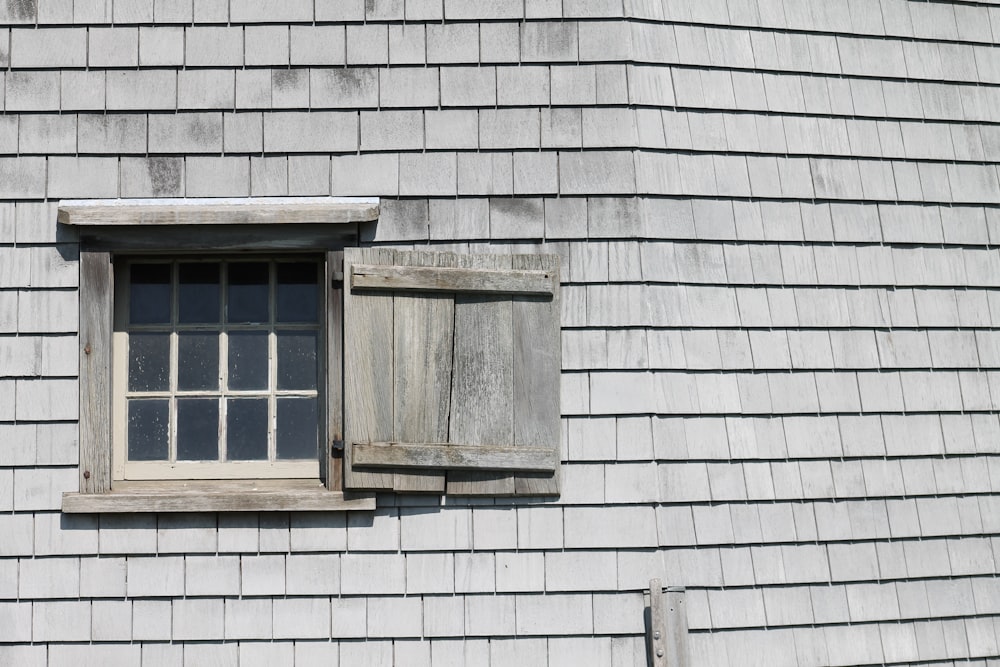 ventana de madera gris abierta