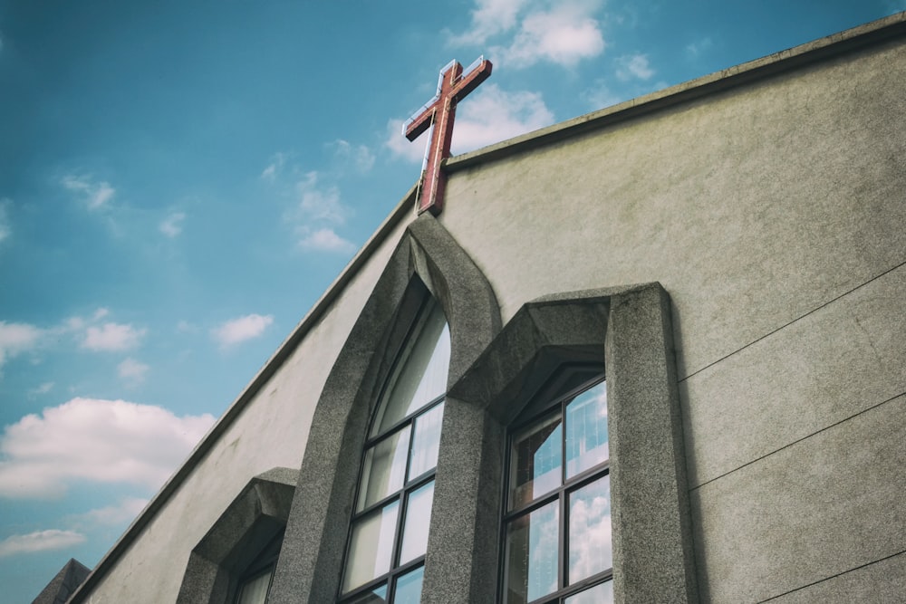 église en béton gris