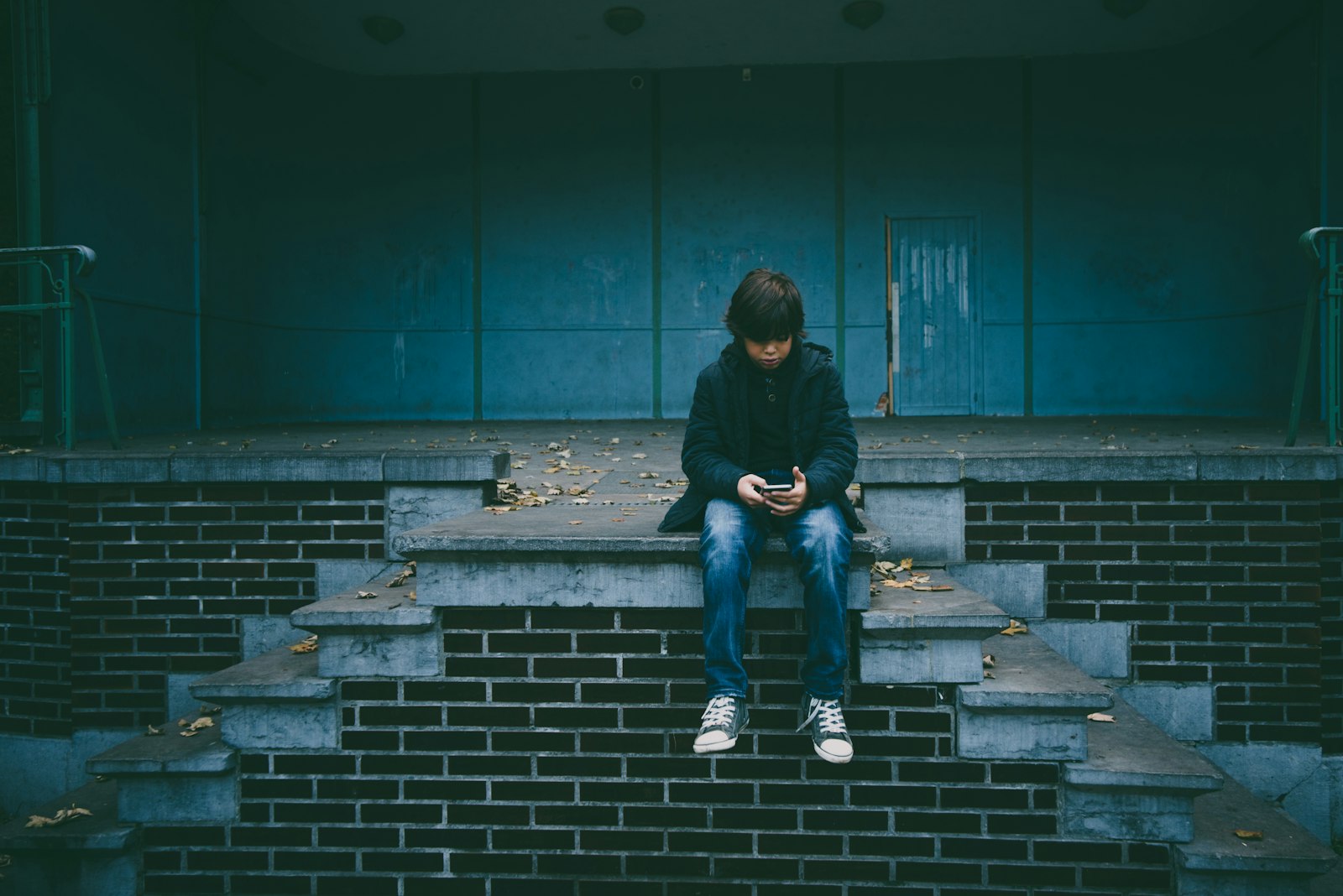 Nikon D750 + Sigma 15-30mm F3.5-4.5 EX DG Aspherical DF sample photo. Boy sitting on concrete photography