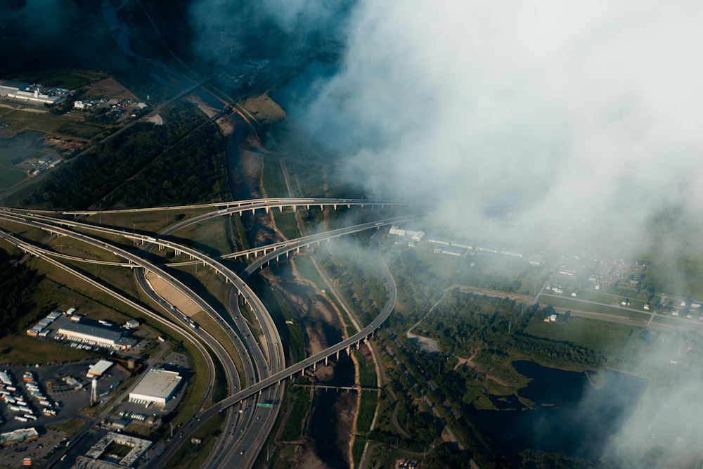 Fotografía aérea de una carretera de hormigón gris cerca de los árboles durante el día