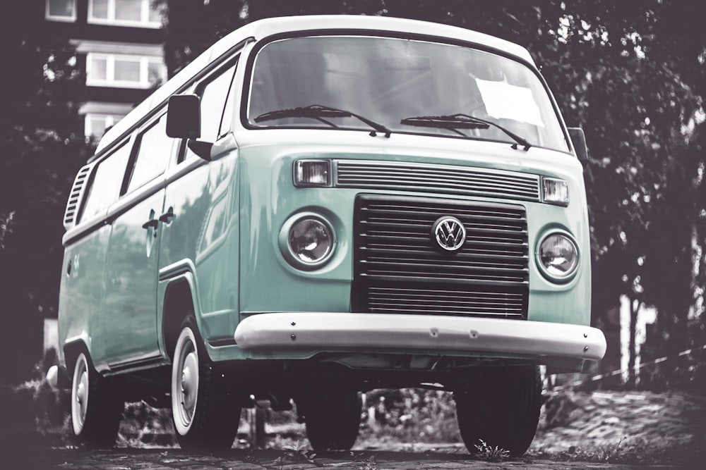 selektive Farbfotografie des türkisfarbenen Volkswagen T1 Transporters