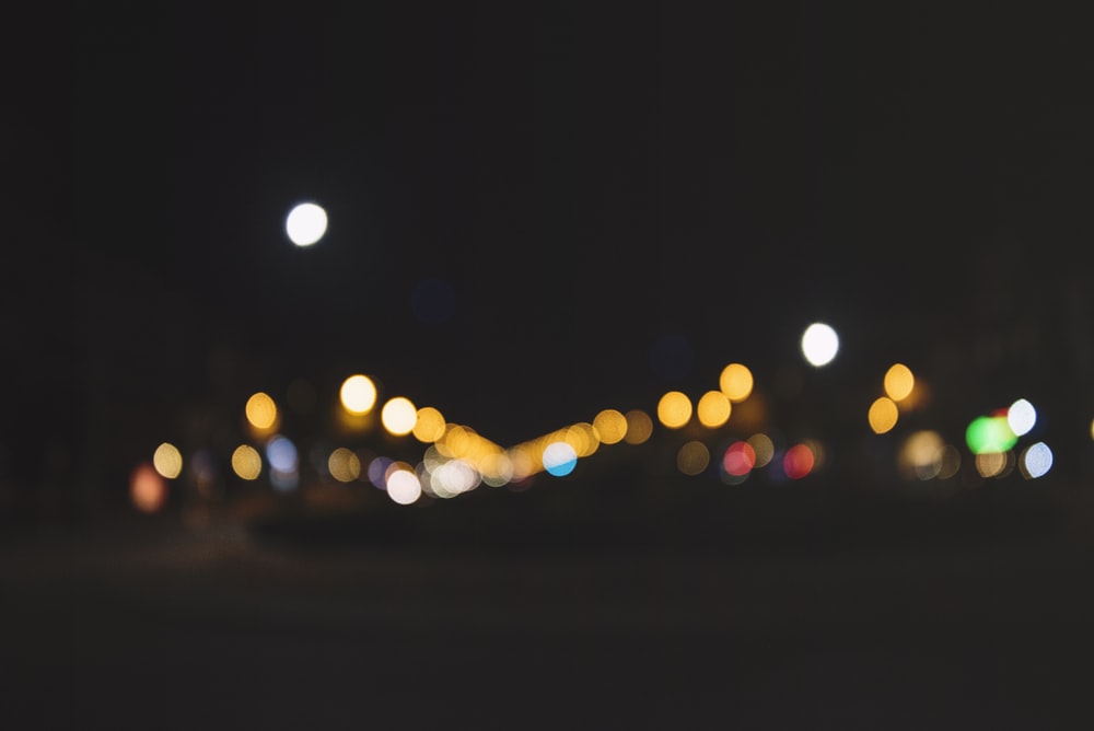 Une photo floue d’une rue de la ville la nuit