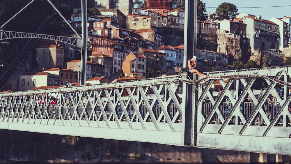 fotografia de ponte cinza