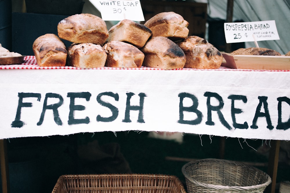 Tagsüber frisches Brot auf dem Tisch